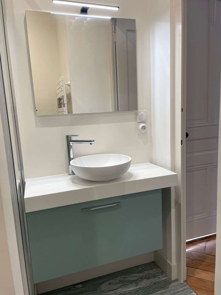 SdB-Vasque-posee-miroir-tioir