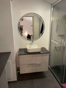 SdB-vasque-posee-meuble-tiroir-porte-serviette